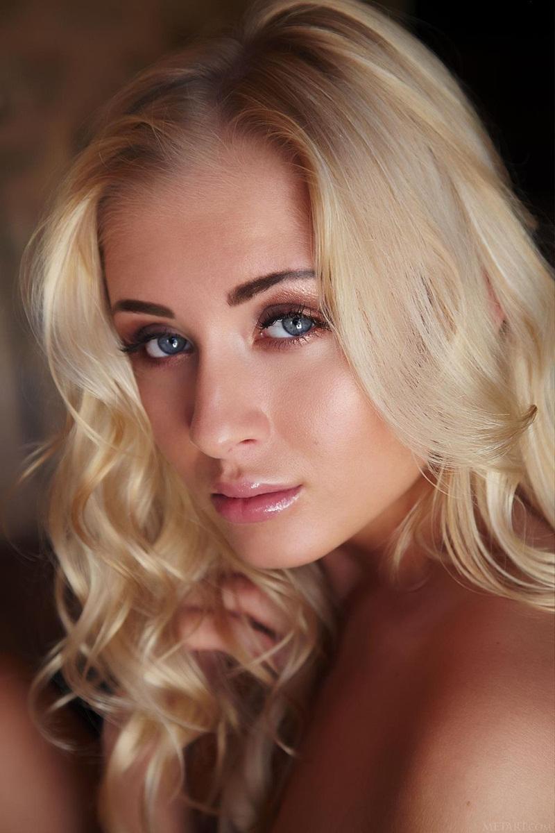 Loira gostosa muito delicia tocando uma siririca bem safada