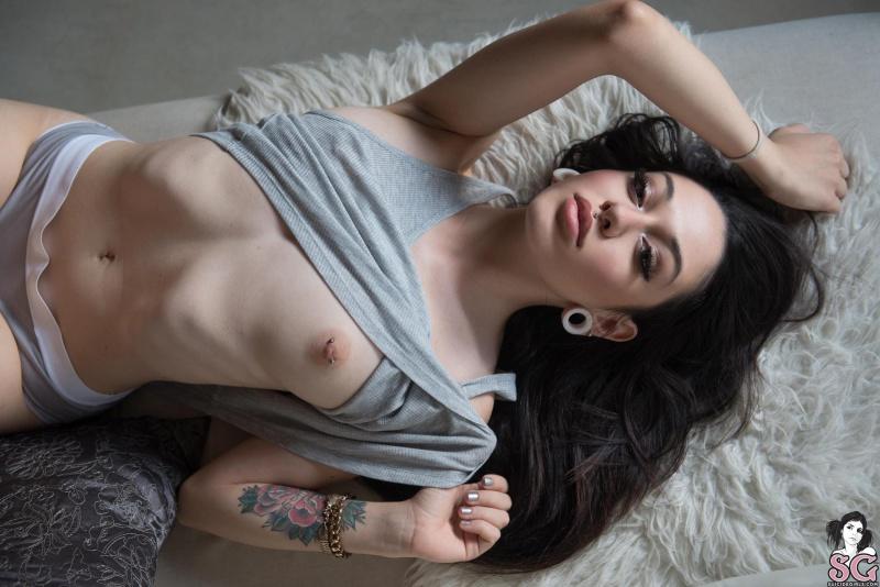 Moreninha linda pelada gostosa