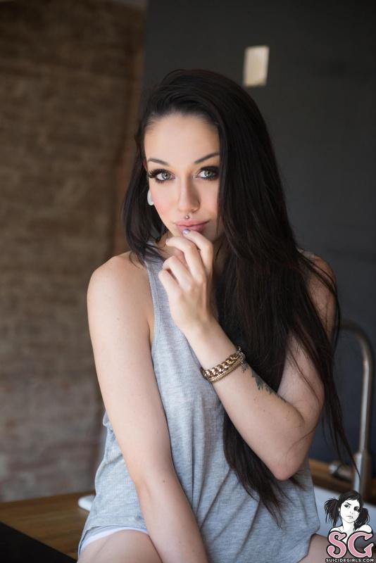 Moreninha linda pelada gostosa