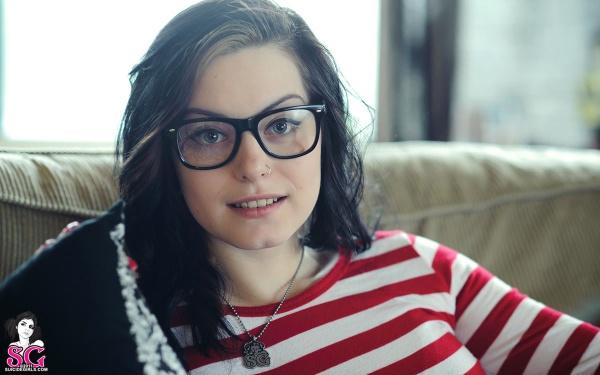 Ninfetinha morena tatuada linda seios perfeitos pelada