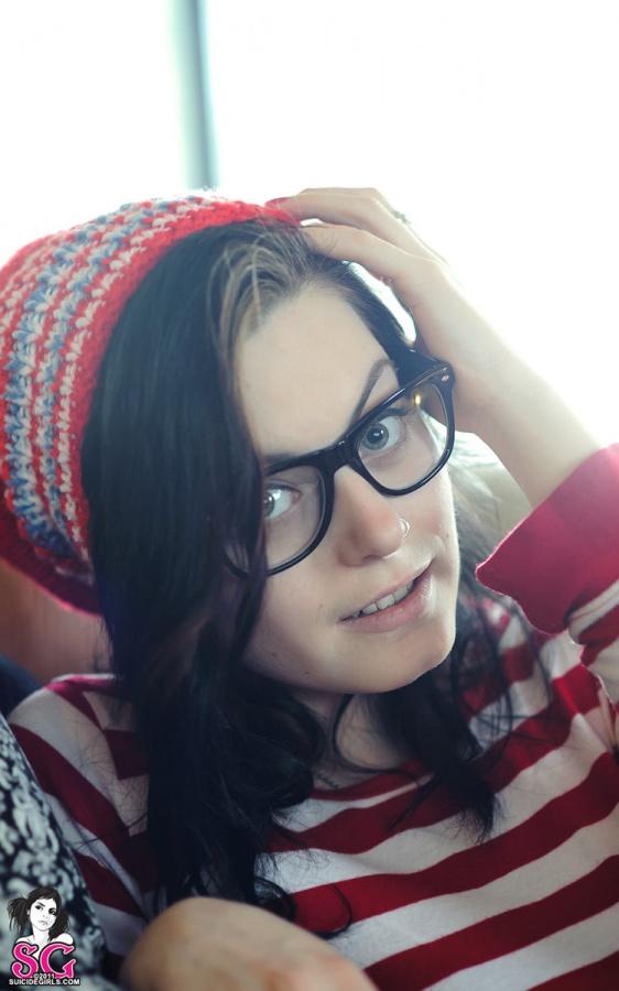 Ninfetinha morena tatuada linda seios perfeitos pelada