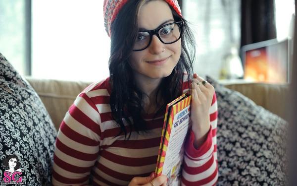 Ninfetinha morena tatuada linda seios perfeitos pelada