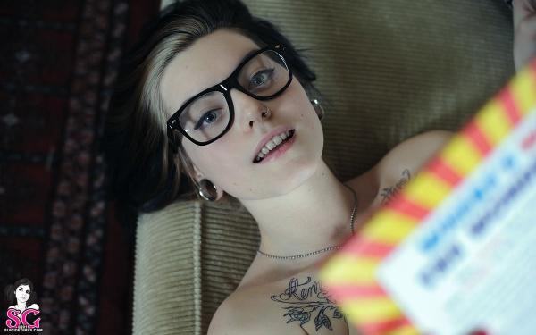 Ninfetinha morena tatuada linda seios perfeitos pelada