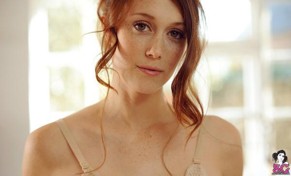 Morena perfeita com bunda linda seios perfeitos tatuada nua