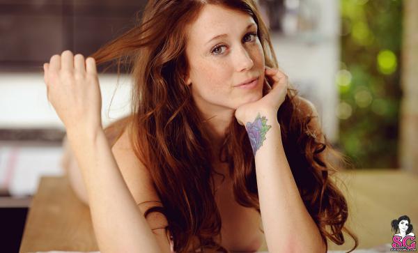 Morena perfeita com bunda linda seios perfeitos tatuada nua