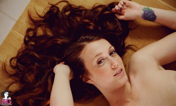 Morena perfeita com bunda linda seios perfeitos tatuada nua