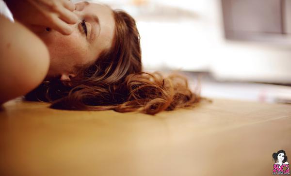 Morena perfeita com bunda linda seios perfeitos tatuada nua