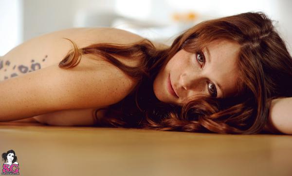 Morena perfeita com bunda linda seios perfeitos tatuada nua