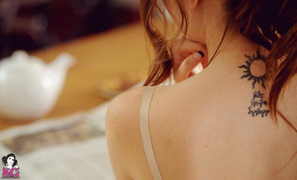 Morena perfeita com bunda linda seios perfeitos tatuada nua