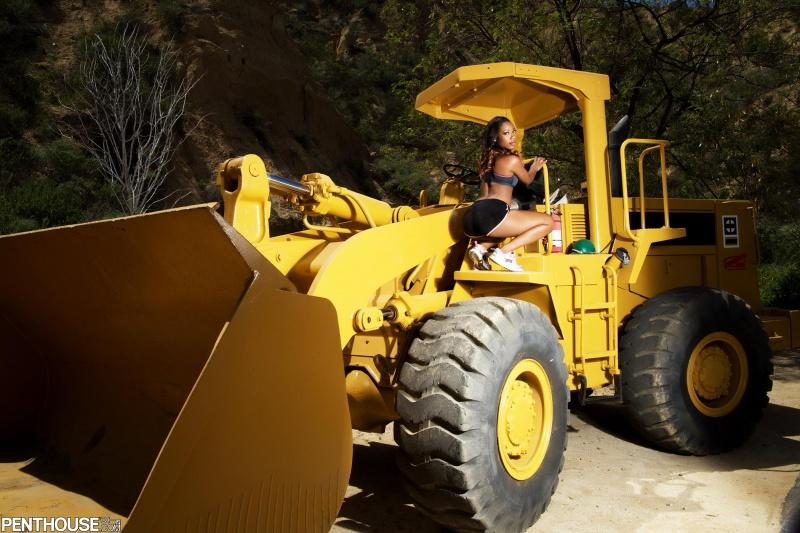 Negra peladinha muito gostosa mostrando sua buceta peludinha