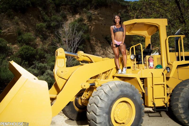 Negra peladinha muito gostosa mostrando sua buceta peludinha