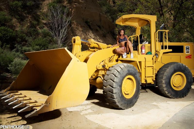 Negra peladinha muito gostosa mostrando sua buceta peludinha
