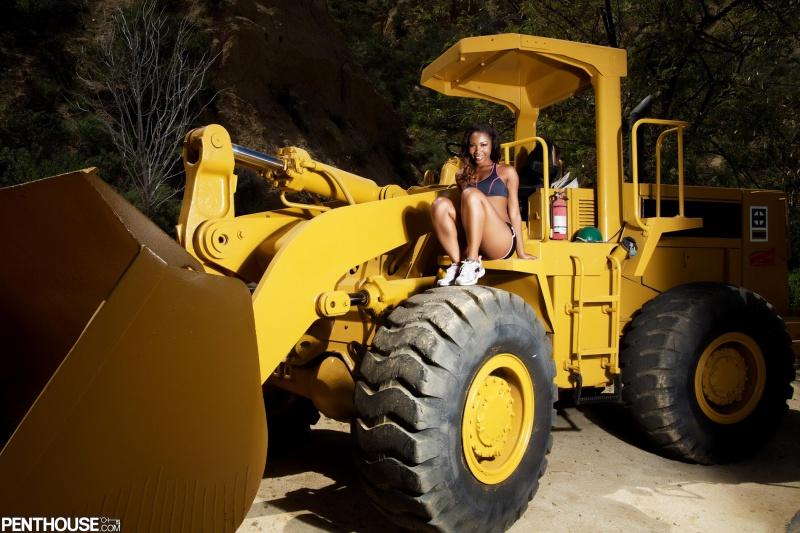 Negra peladinha muito gostosa mostrando sua buceta peludinha