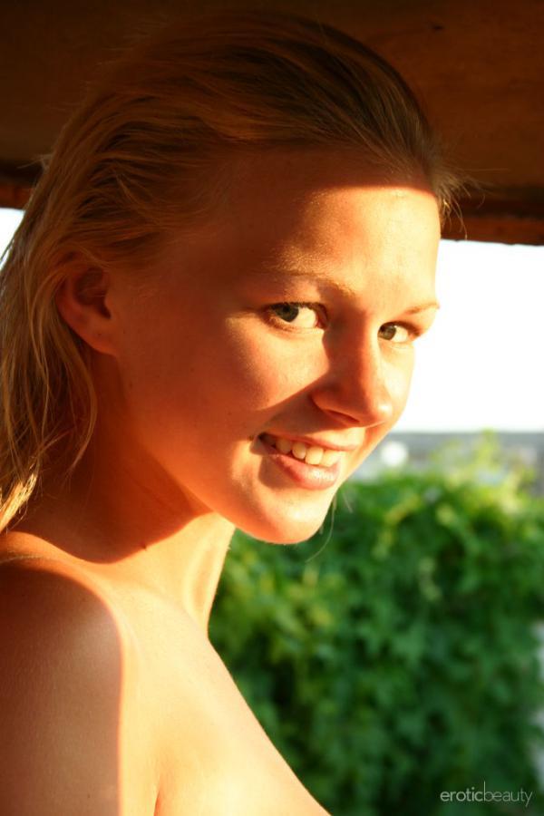 Linda loira branquela com seios fartos naturais bucetuda