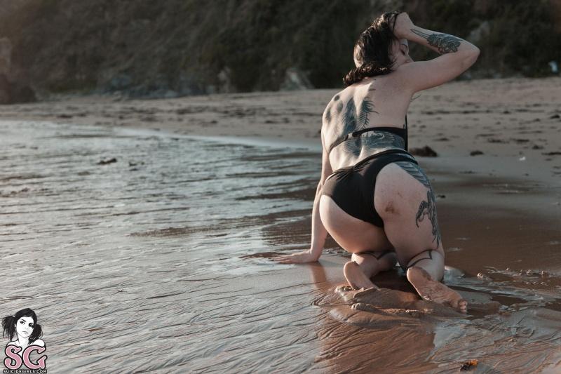 Morena tatuada gostosa peladinha na praia