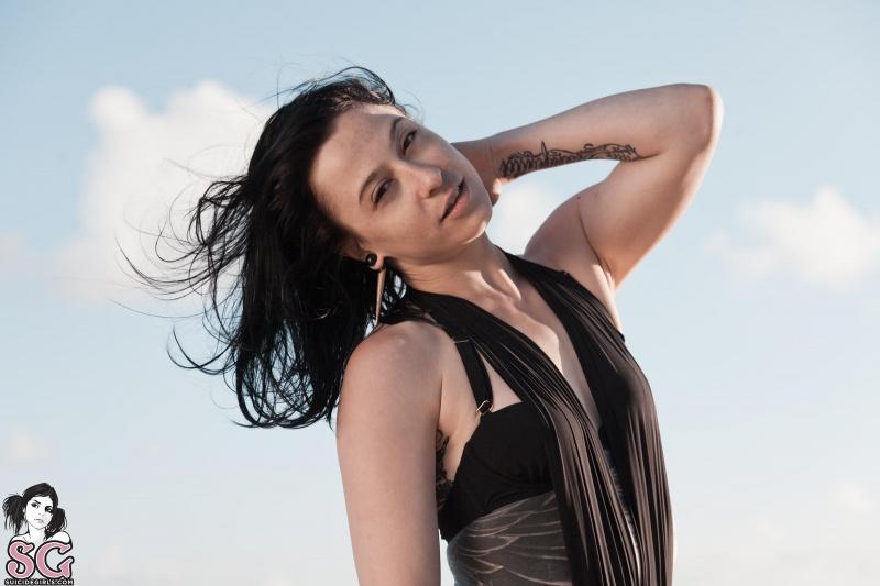 Morena tatuada gostosa peladinha na praia