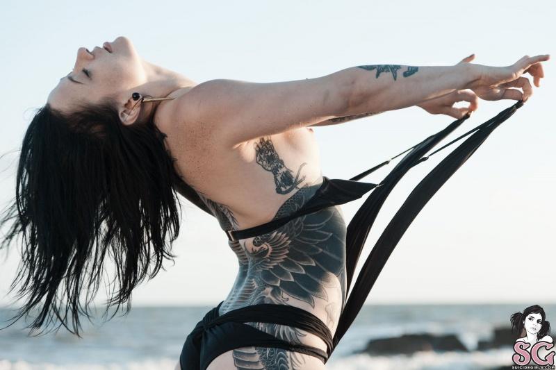 Morena tatuada gostosa peladinha na praia