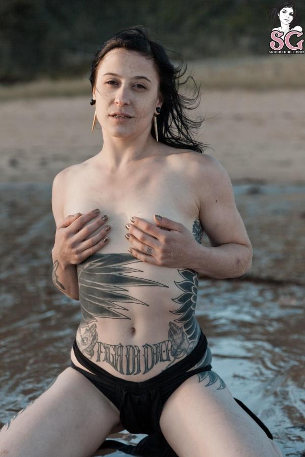 Morena tatuada gostosa peladinha na praia