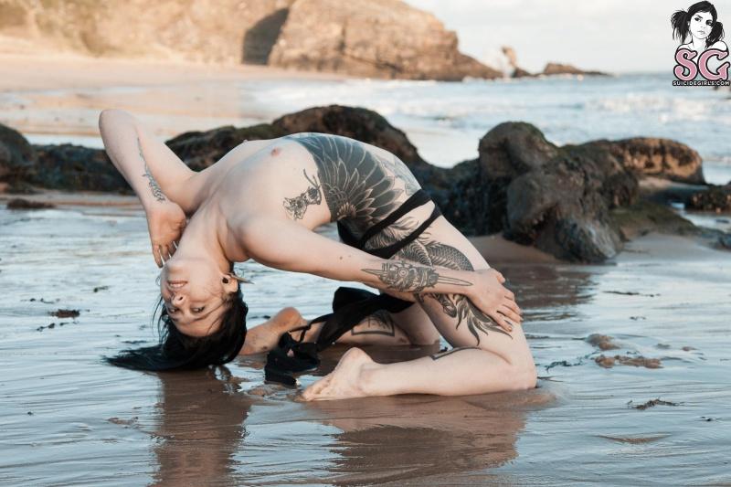 Morena tatuada gostosa peladinha na praia