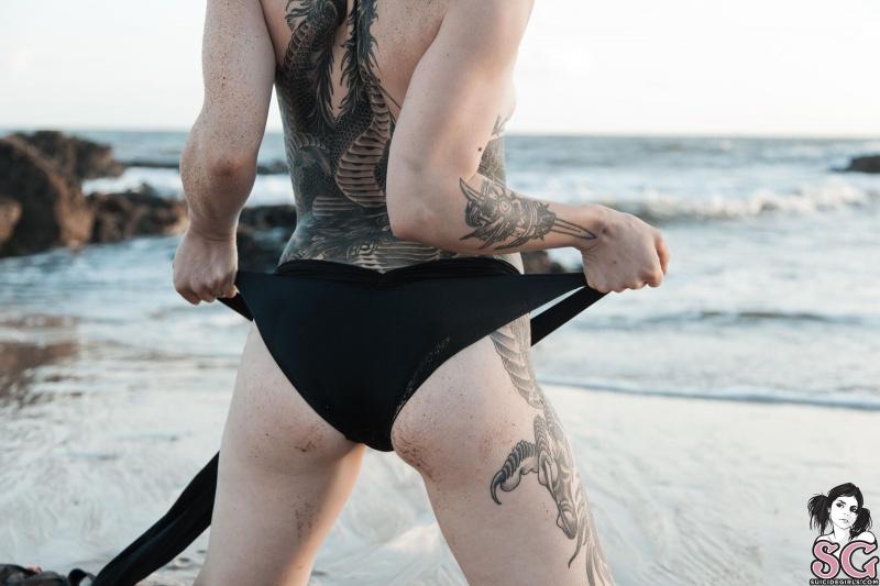 Morena tatuada gostosa peladinha na praia