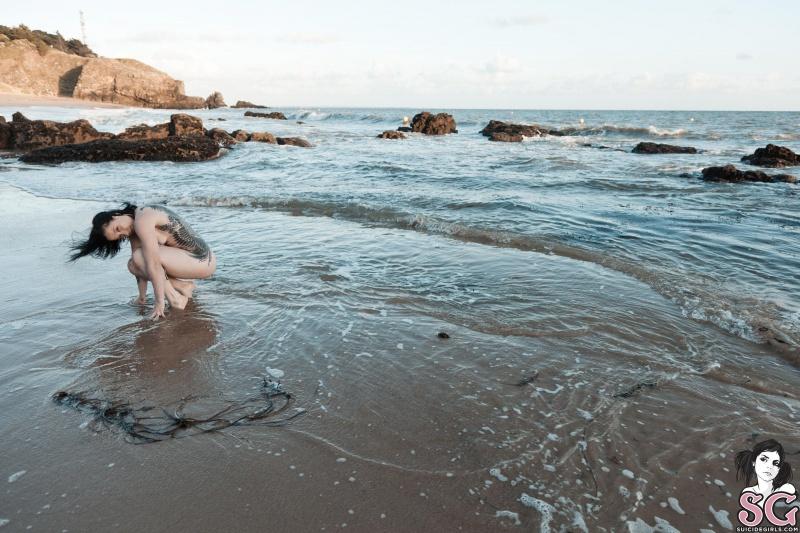 Morena tatuada gostosa peladinha na praia