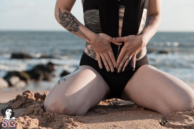 Morena tatuada gostosa peladinha na praia