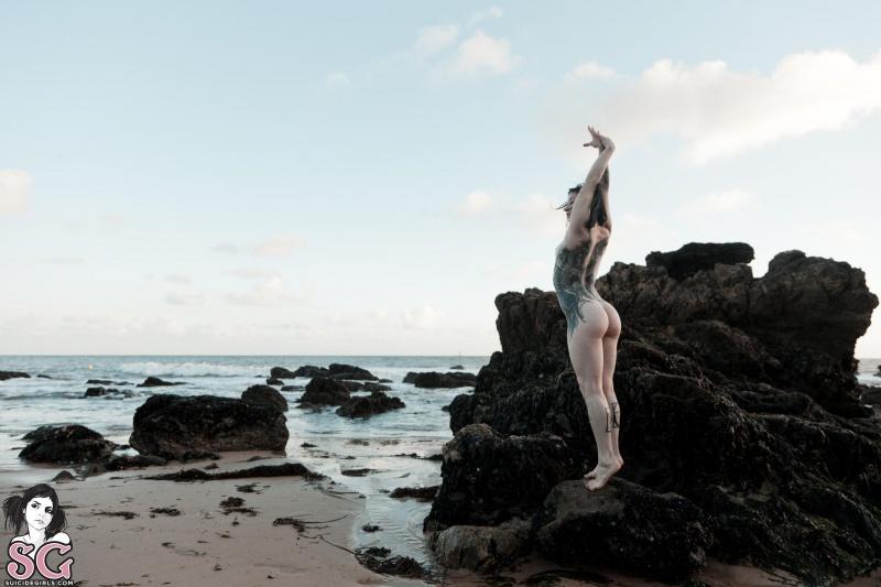 Morena tatuada gostosa peladinha na praia
