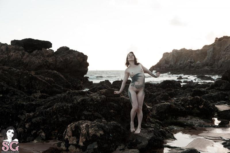 Morena tatuada gostosa peladinha na praia