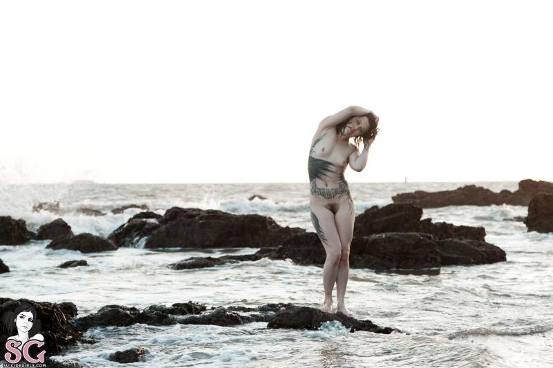 Morena tatuada gostosa peladinha na praia