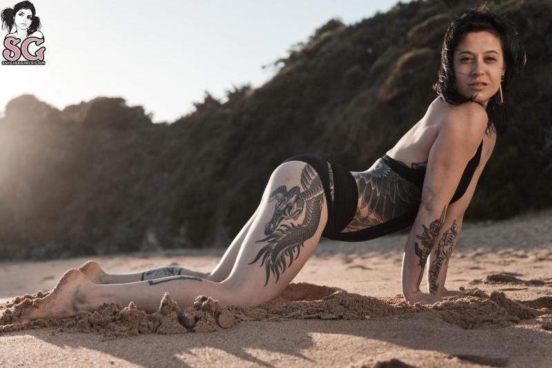 Morena tatuada gostosa peladinha na praia