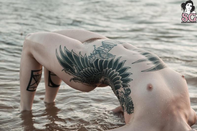 Morena tatuada gostosa peladinha na praia