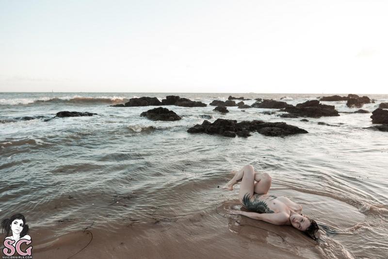 Morena tatuada gostosa peladinha na praia