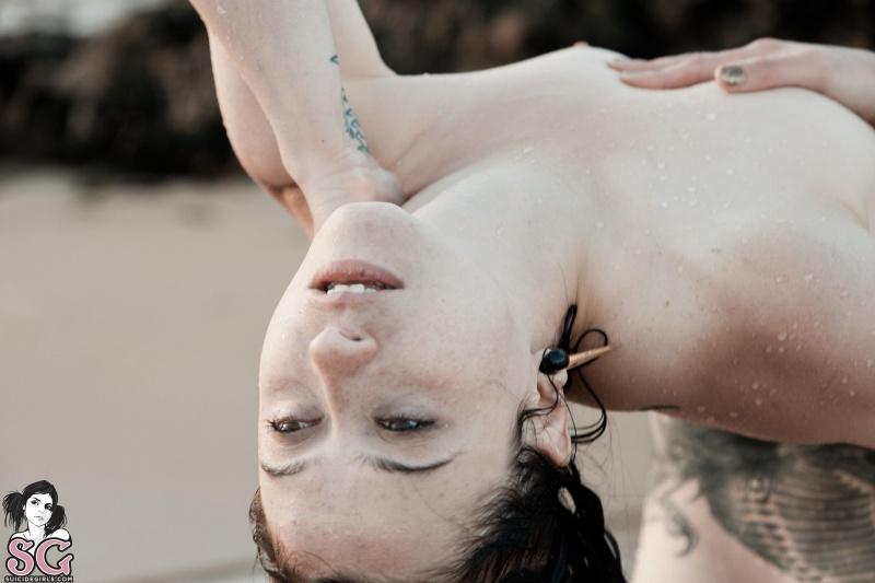 Morena tatuada gostosa peladinha na praia