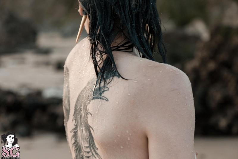 Morena tatuada gostosa peladinha na praia