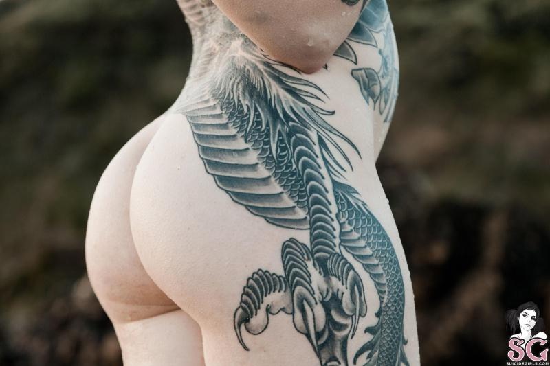 Morena tatuada gostosa peladinha na praia