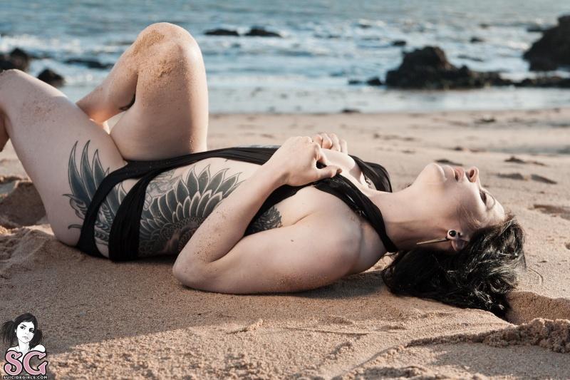 Morena tatuada gostosa peladinha na praia