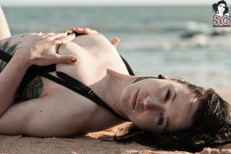 Morena tatuada gostosa peladinha na praia