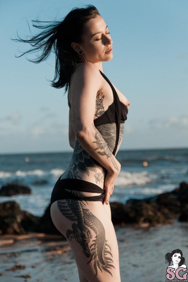 Morena tatuada gostosa peladinha na praia