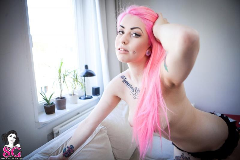 Gostosa linda com peitões perfeitos e uma bundinha linda e m