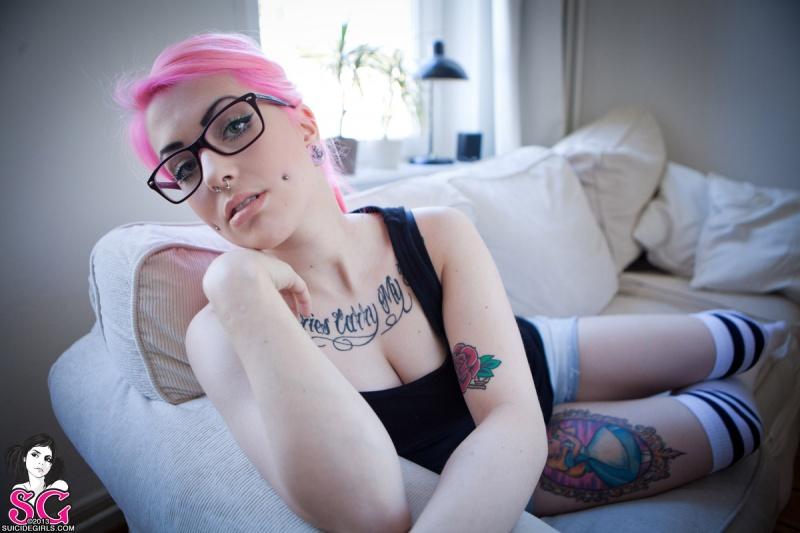 Gostosa linda com peitões perfeitos e uma bundinha linda e m