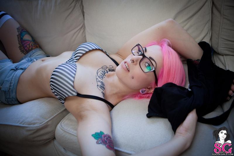 Gostosa linda com peitões perfeitos e uma bundinha linda e m