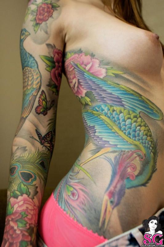 Loira tatuada linda e sensual