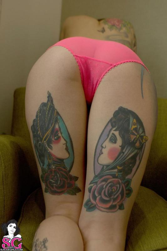 Loira tatuada linda e sensual