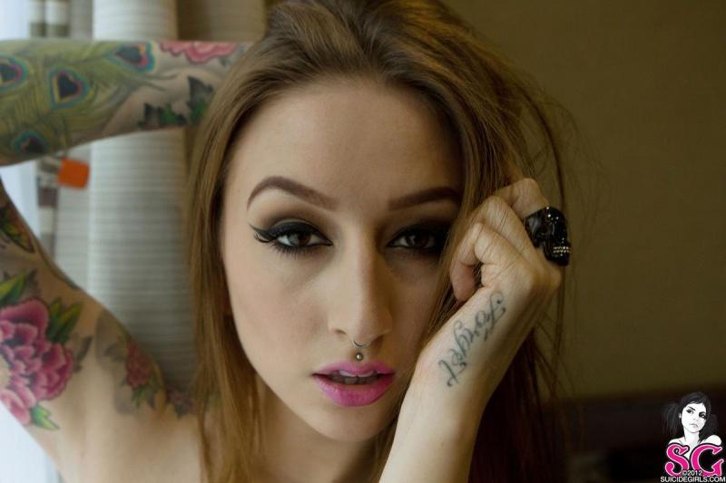 Loira tatuada linda e sensual