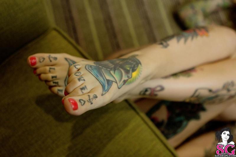 Loira tatuada linda e sensual