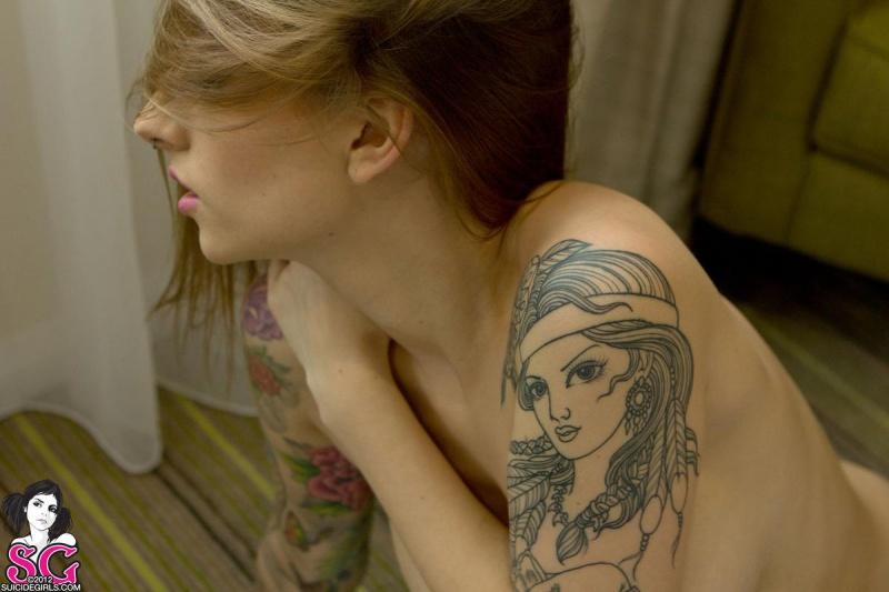 Loira tatuada linda e sensual