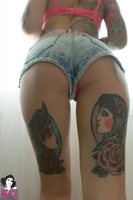 Loira tatuada linda e sensual