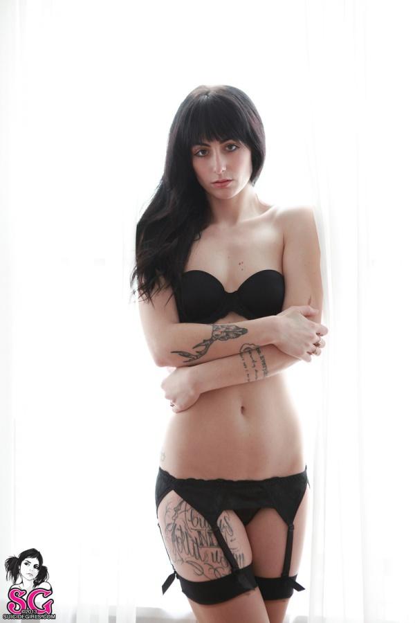 Ninfeta morena magrinha com lindos seios e bucetinha gostosa