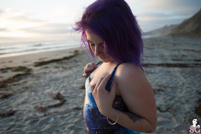 Gostosa peladinha na praia bem safadinha cheia de tesão