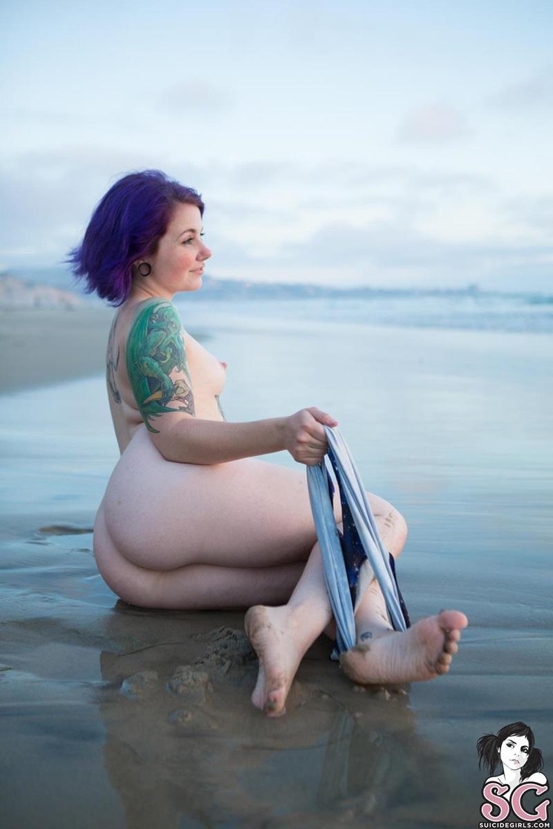 Gostosa peladinha na praia bem safadinha cheia de tesão